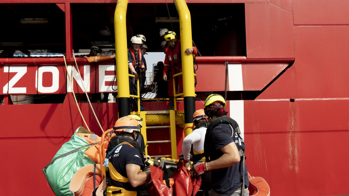 La nave humanitaria Ocean Viking, de la ONG europea SOS Mediterranée, rescató este martes a 93 migrantes en el Mediterráneo Central.