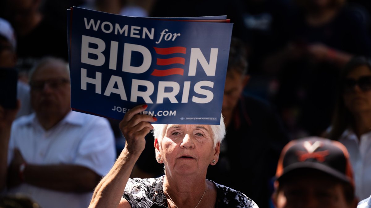 Harrisburg (Pensilvania). Una mujer asiste a un mitin de la campaña del presidente Joe Biden.