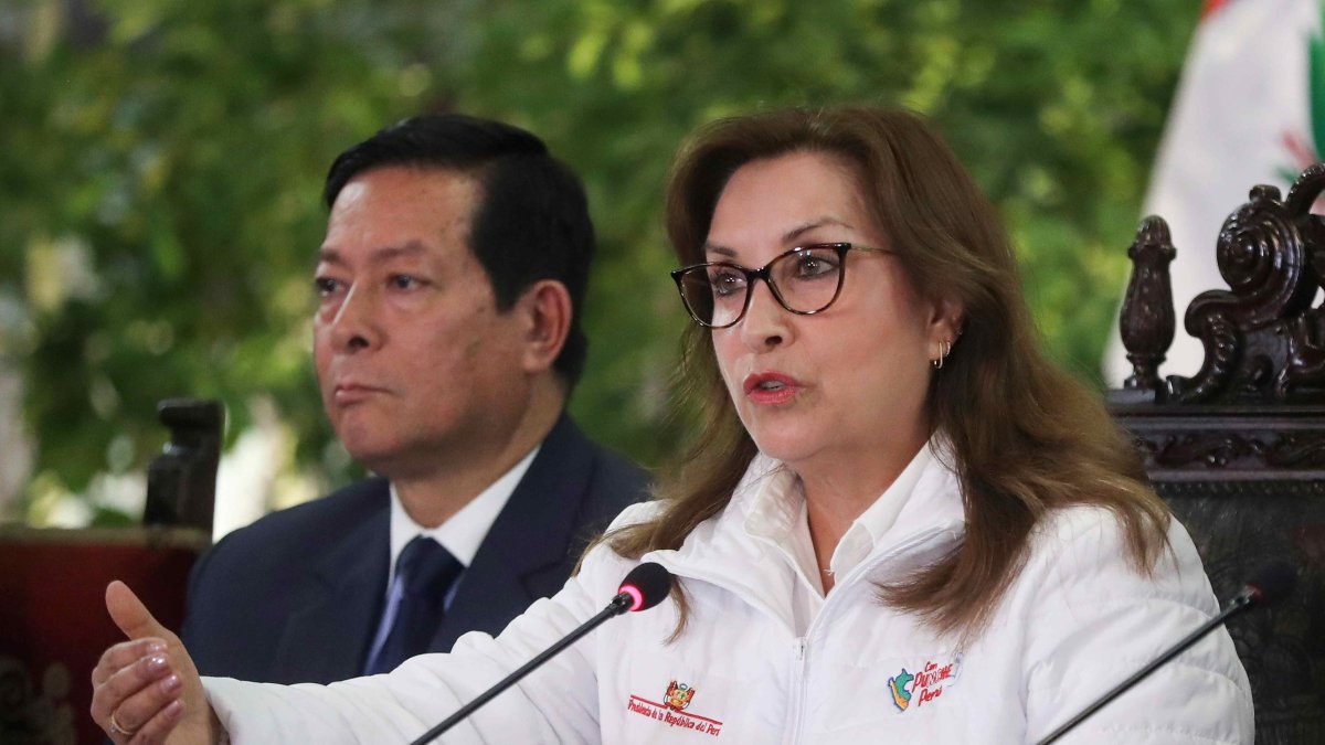 La presidenta Dina Boluarte durante una rueda de prensa este lunes 8 de julio de 2024 en Lima (Perú).