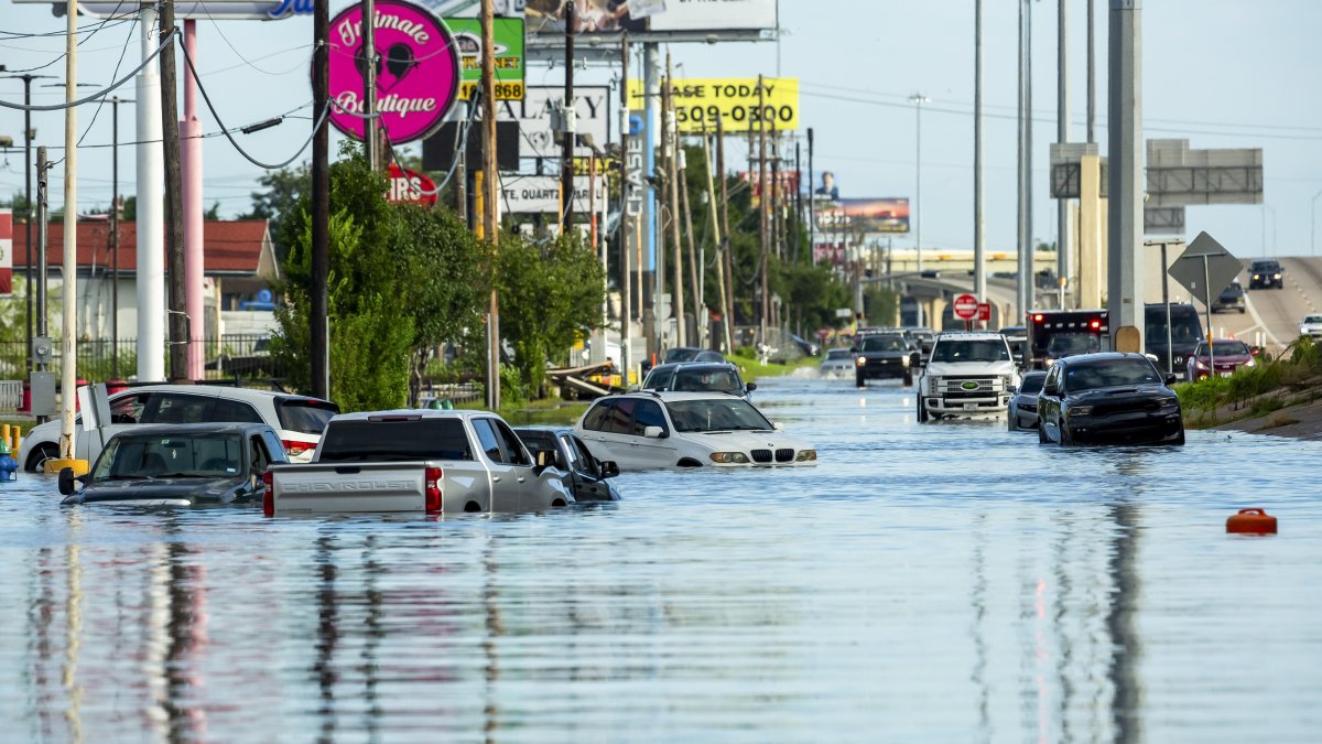Vehículos atrapados en las aguas tras las fuertes lluvias provocadas por el huracán Beryl en Houston (Texas, EE. UU.), el 8 de julio de 2024.