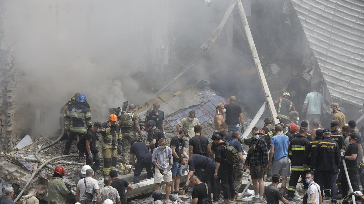 Trabajadores de rescate en el lugar de un ataque con cohetes contra el hospital infantil 'Okhmadyt' en Kiev, Ucrania, el 8 de julio de 2024, en medio de la invasión rusa.