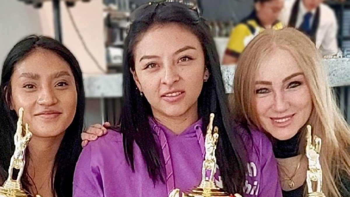 Yuly Maiocchi (derecha) con sus alumnas.