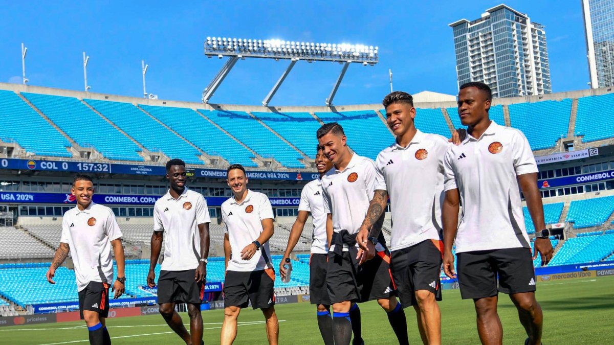 La selección colombiana realizó el reconocimiento de campo en el Bank of America Stadium de Charlotte.