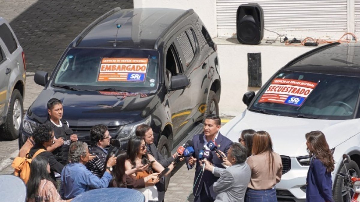 Entidad. El Servicio de Rentas Internas presentó carros embargados.
