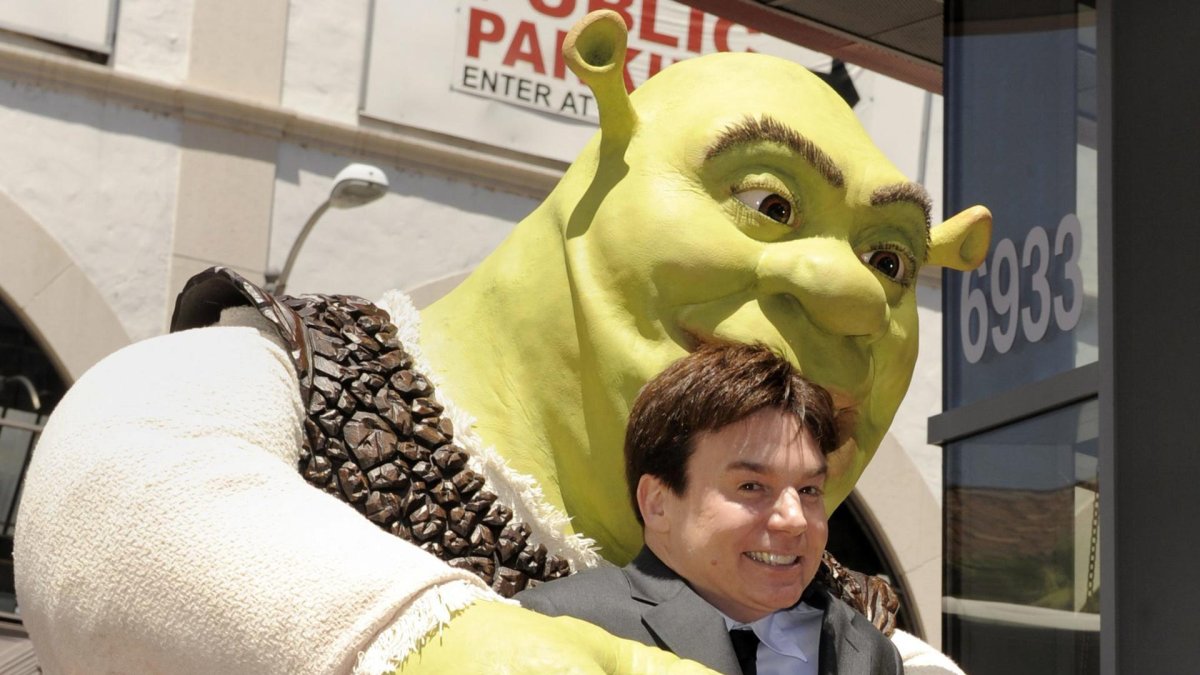 Fotografía de archivo del 20 de mayo de 2010 de una caracterización de Shrek (atrás), la estrella de la famosa saga homónima, y el actor que le de la voz, Mike Myers (frente).