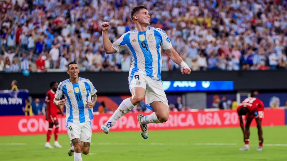 Julián Álvarez (d) de Argentina reacciona con su compañero de selección Ángel Di María (i) tras anotar el gol del 1-0 ante Canadá.
