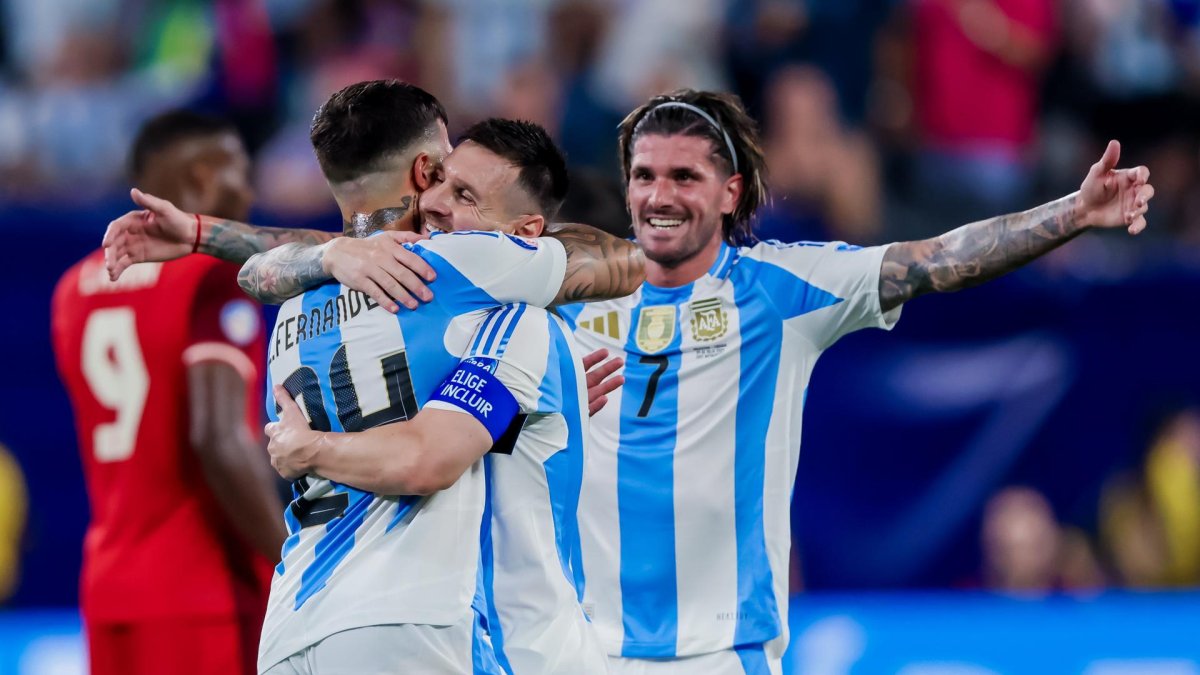 Lionel Messi (c) celebra su gol contra Canadá junto a Enzo Fernández (i) y Rodrigo De Paul (d).