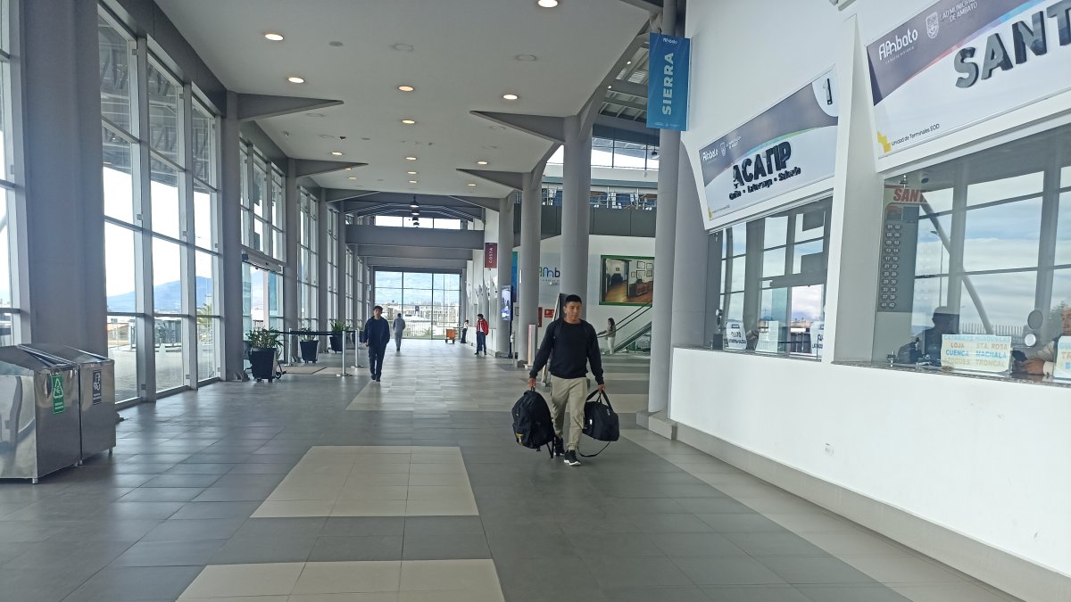 Ausencia. Menos del     20 % de las instalaciones de la terminal es ocupada por las cooperativas y comercios.