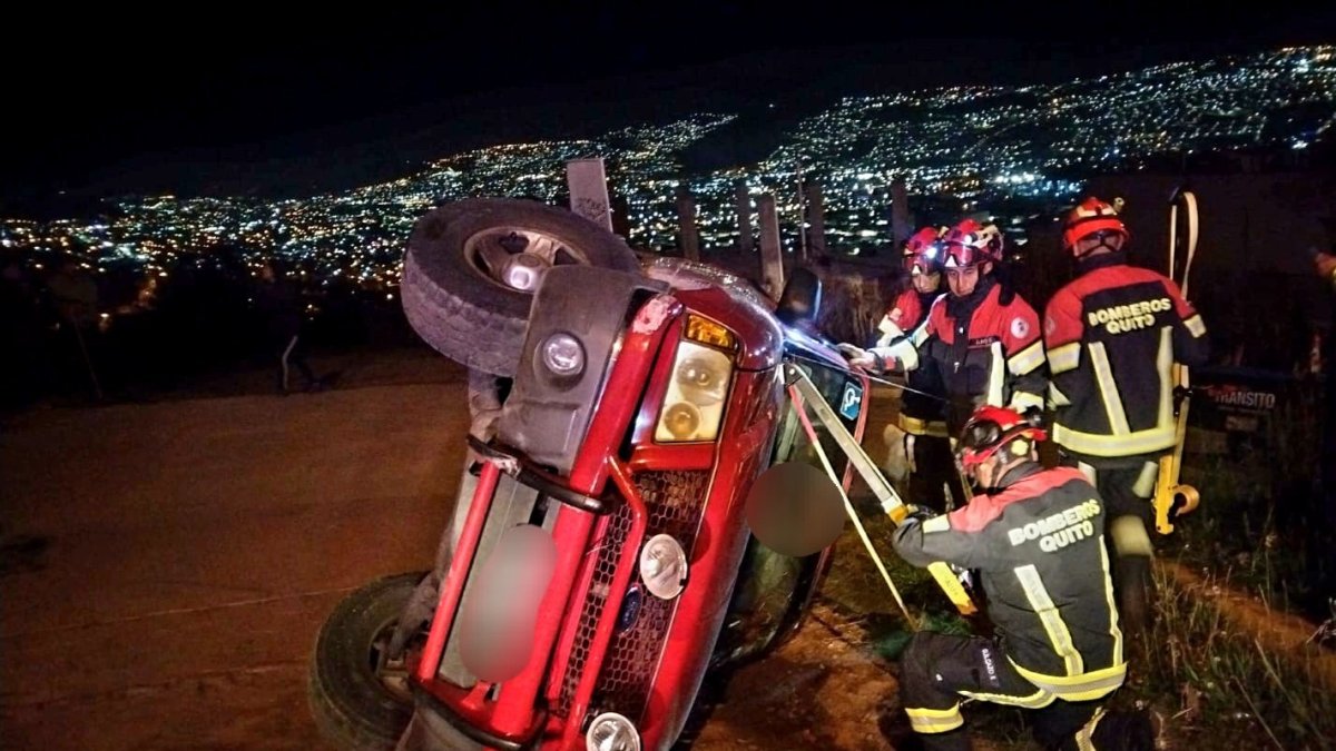 Los bomberos rescataron al conductor que quedó atrapado.