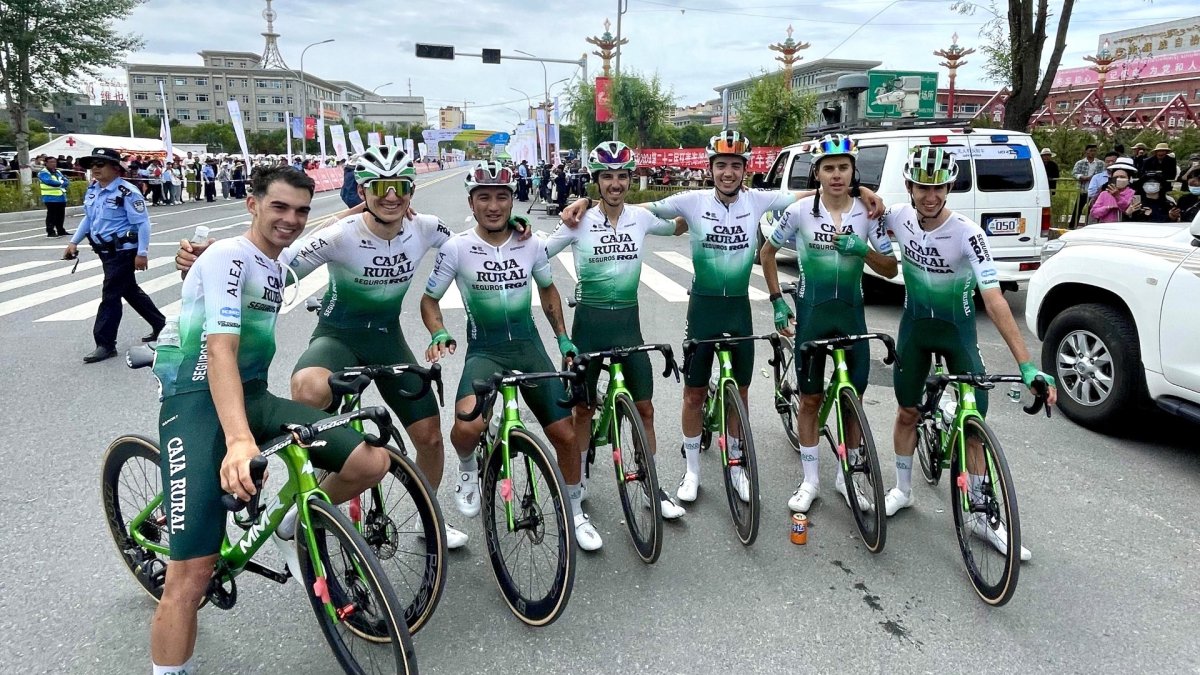 Jefferson Cepeda (c) es el líder del Caja Rural en la competencia en China.