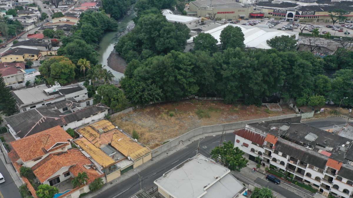 Terreno. El predio acumula desechos, tierra y monte.