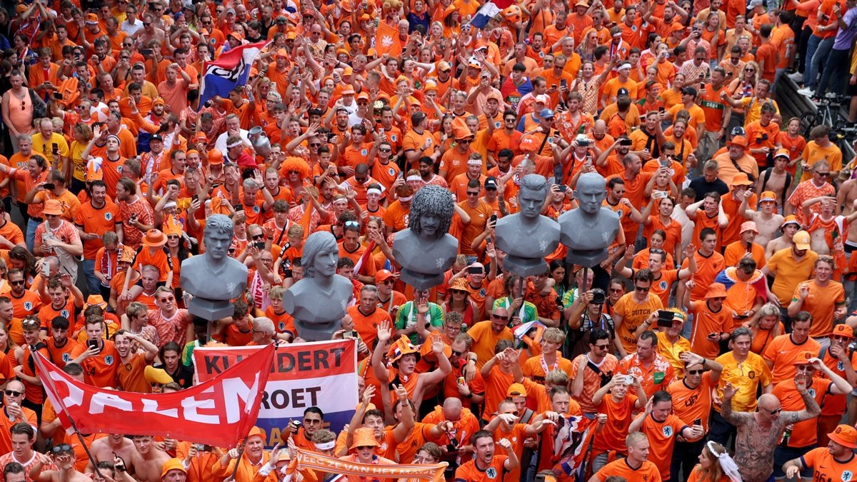 Aficionados de los Países Bajos, en su camino hacia el estadio para asistir a la semifinal de la Eurocopa que disputan Países Bajos e Inglaterra en Dortmund, Alemania.