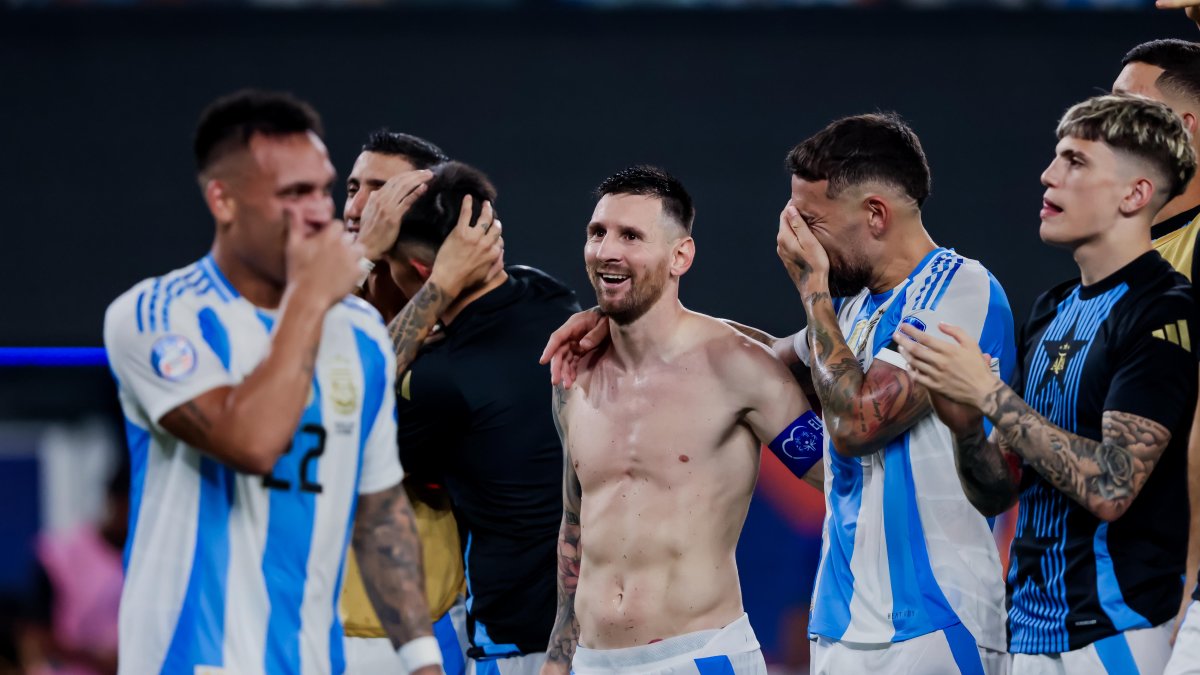 Lionel Messi (C) y el resto de integrantes de la selección de Argentina celebran la victoria sobre Canadá