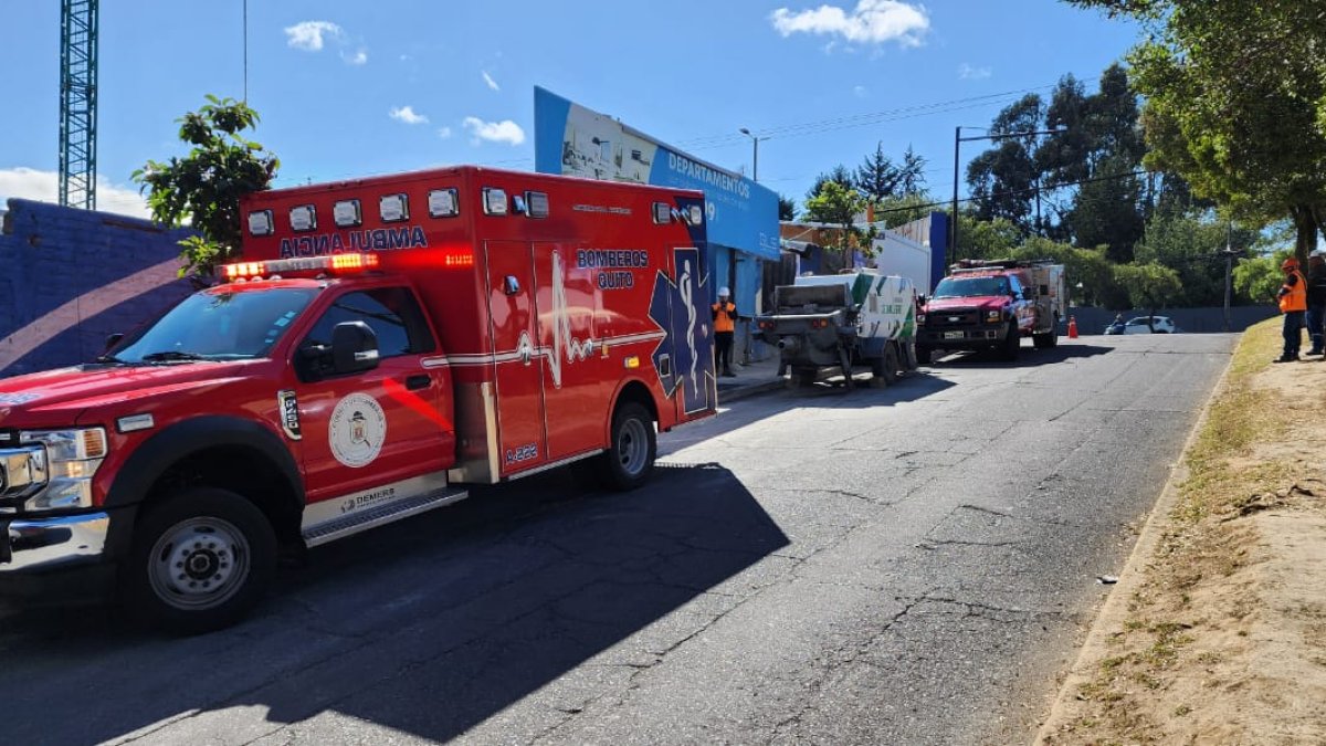 En una construcción en el norte de Quito una persona cayó cuatro pisos personal de Bomberos acudió atender la emergencia