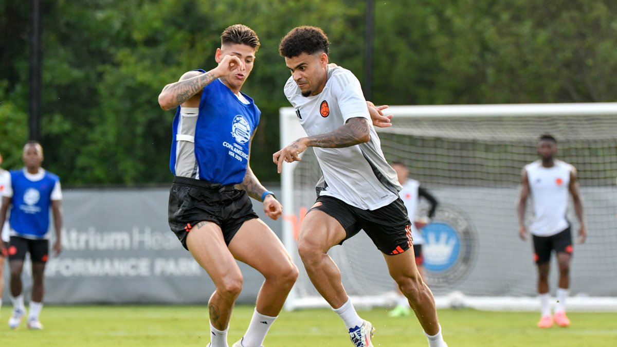 Fotografía cedida por la Federación Colombiana de Fútbol que muestra al jugador Luis Díaz (d), durante la jornada de entrenamiento, el 9 de julio de 2024, en Charlotte, Carolina del Norte (Estados Unidos).