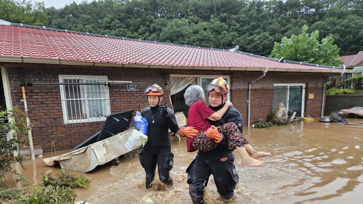 Nonsan (China). En las lluvias torrenciales provocaron inundaciones. Socorristas trasladan a una persona.
