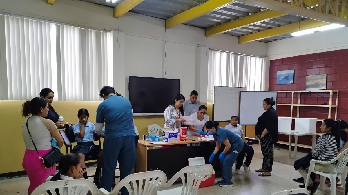 Salud. Más de 800 niños y jóvenes son beneficiados en la campaña.