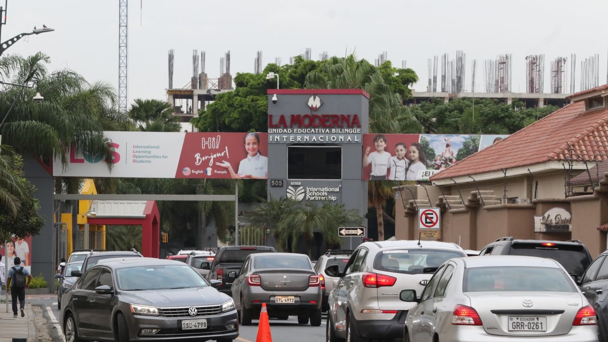 1. Exteriores . En los alrededores de las unidades educativas, se observan largas filas de vehículos de padres de familia que van a dejar a sus hijos