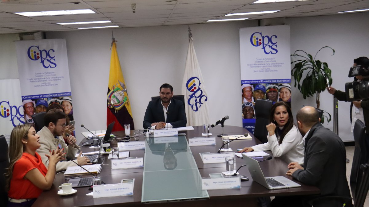 La sesión del Pleno del 10 de julio para resolver la moción de reconsideración sobre la votación por la designación de Dunia Martínez estaba fijada para las 17:00, pero inició cerca de las 19:00.