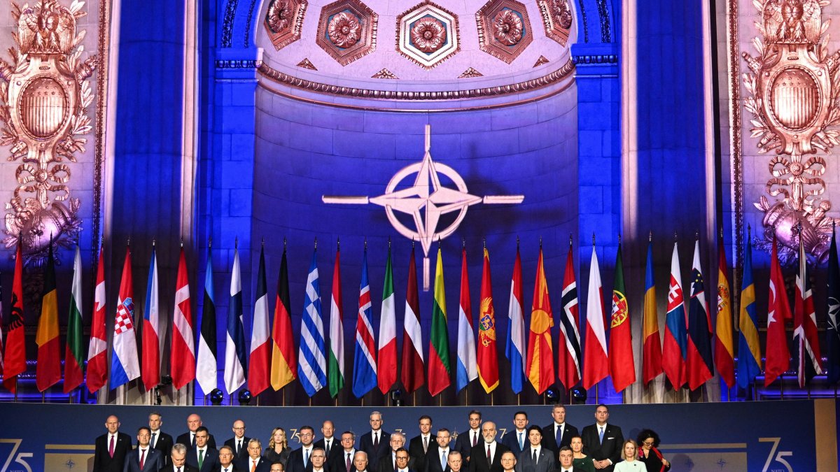 Los líderes de los países miembros de la OTAN y el secretario general de la OTAN, Jens Stoltenberg, se reúnen para una foto de grupo en la ceremonia del 75º aniversario de la OTAN en Washington, DC.