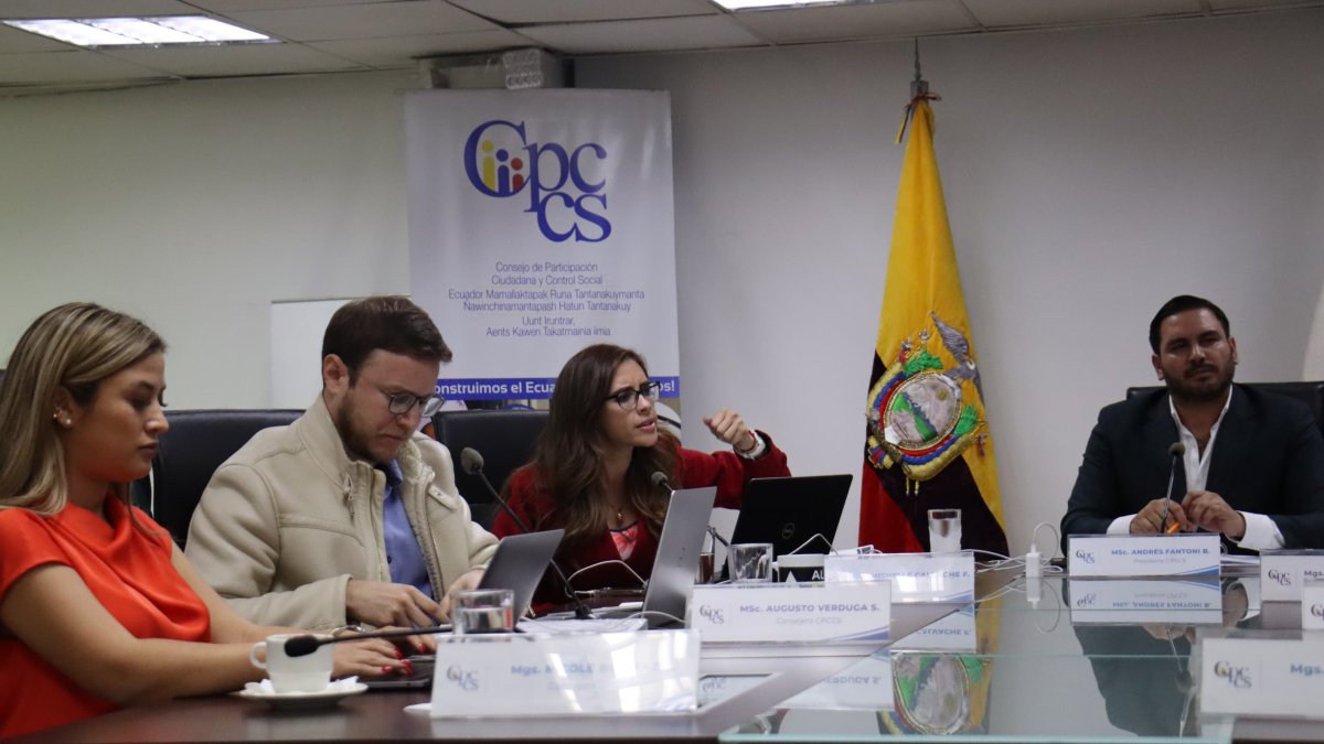 La consejera Mishelle Calvache (c) mientras debatía en la sesión de este miércoles 10 de julio.