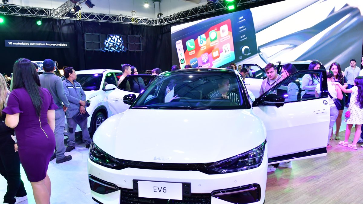 Atractivo. Los ciudadanos fueron cautivados por las diversas ofertas, en entradas, tasas de interés y bonos, para comprar sus vehículos en esta feria.