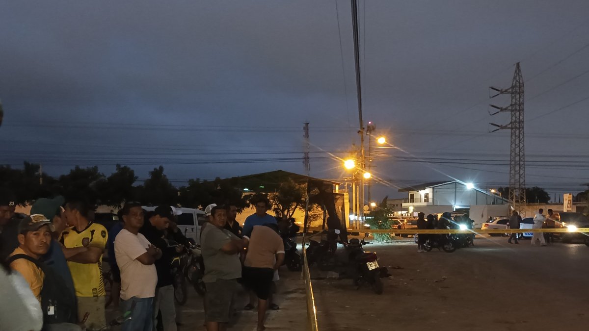 Varias personas, alarmadas por los disparos, se acercaron hasta la escena del crimen en La Libertad.