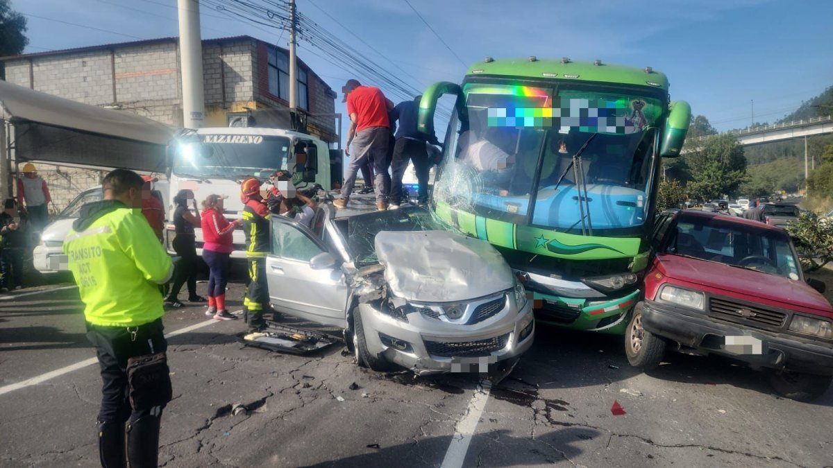 Colisión de bus contra cuatro vehículos en la avenida Simón Bolívar a la altura de Nayón
