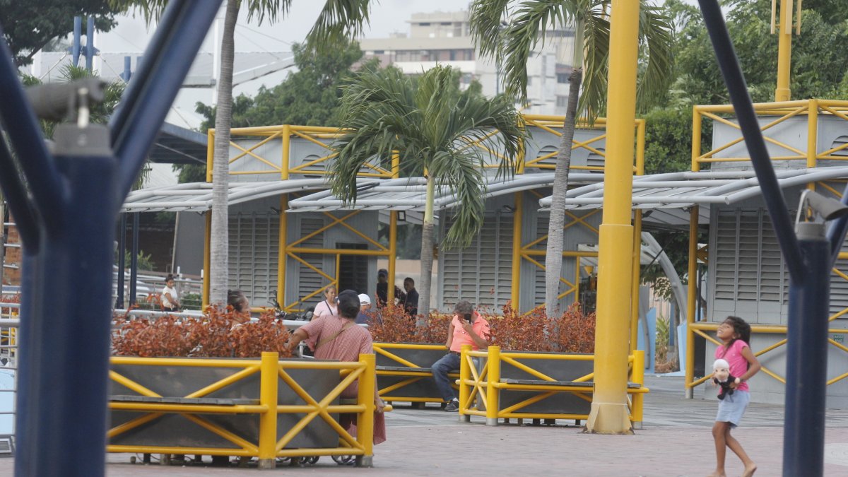Algunas personas sí se arriesgan a sentarse por cortos períodos de tiempo en la Plaza de la Música.