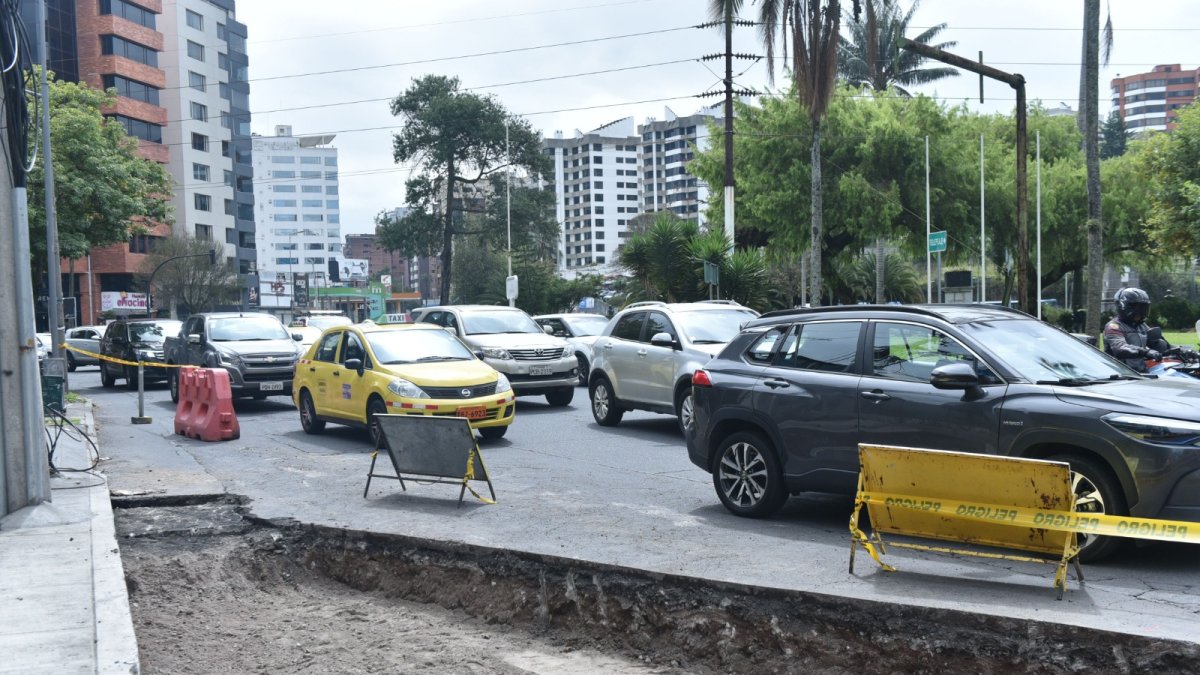 La vía está cerrada por la rehabilitación de la calzada en dirección norte – sur, desde la Plaza Argentina.