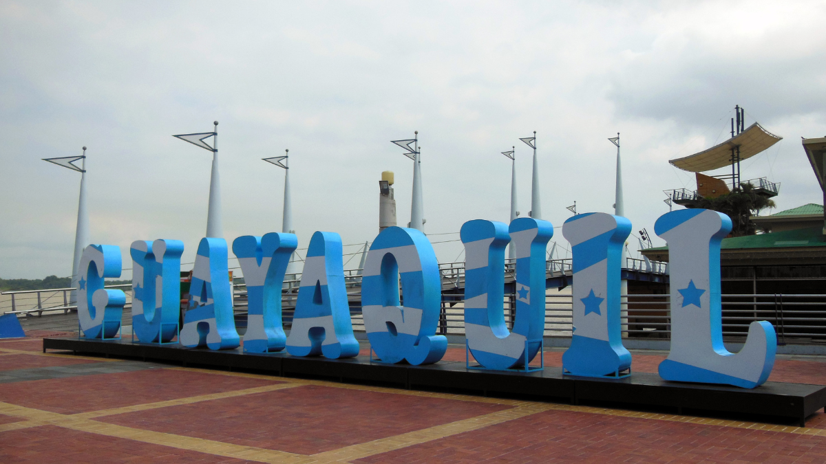 Letras corpóreas en el Malecón Simón Bolívar.