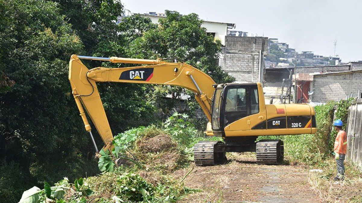 Emapag usó una retroexcavadora para estos trabajos.