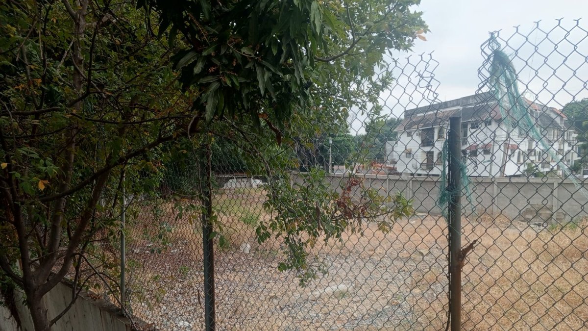 En el cerco del predio solo se ha cerrado uno de los agujeros.