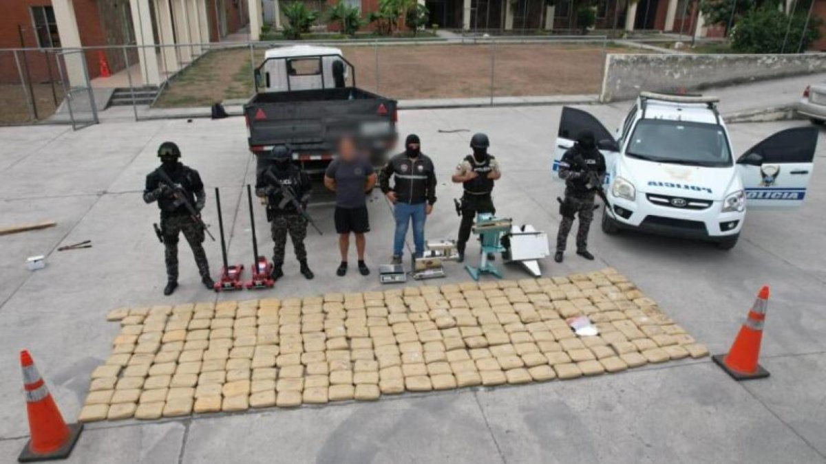 En total se encontró 251 paquetes rectangulares, que contenían cocaína.