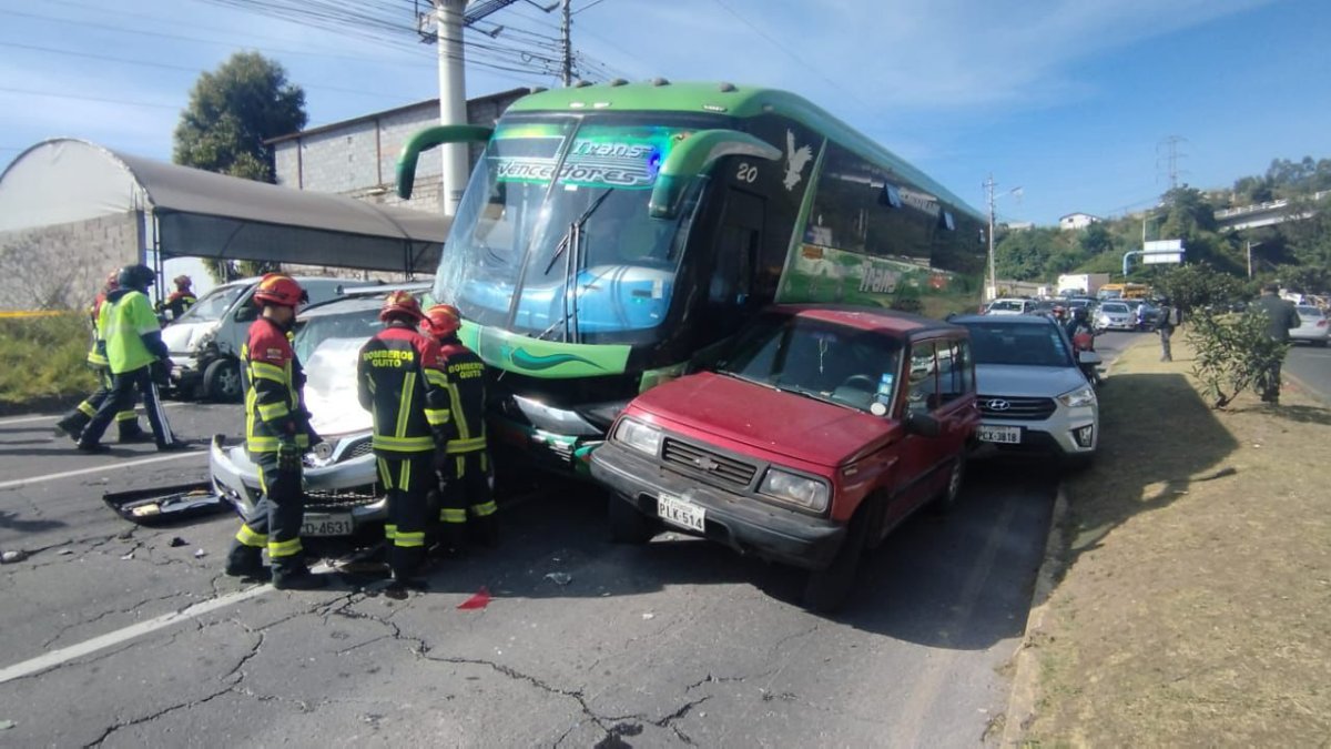 El bus se impactó con al menos otros cuatro vehículos pequeños.