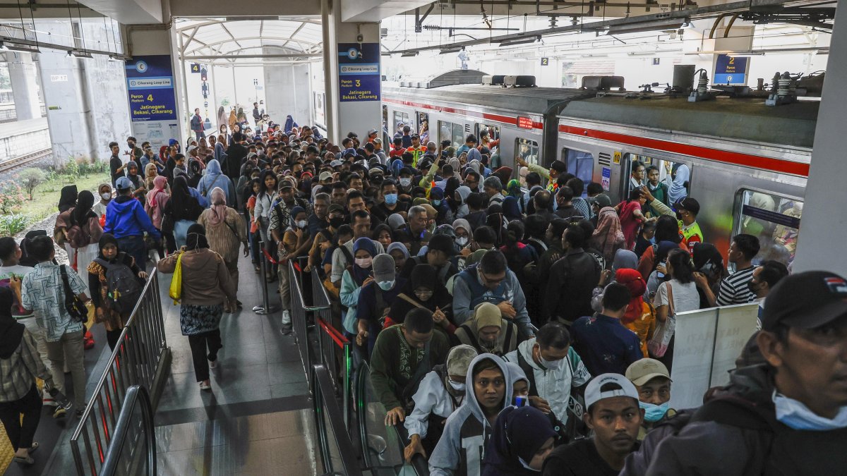 Cientos de transeúntes haciendo fila en la estación de trenes de Manggarai en Jakarta, Indonesia.