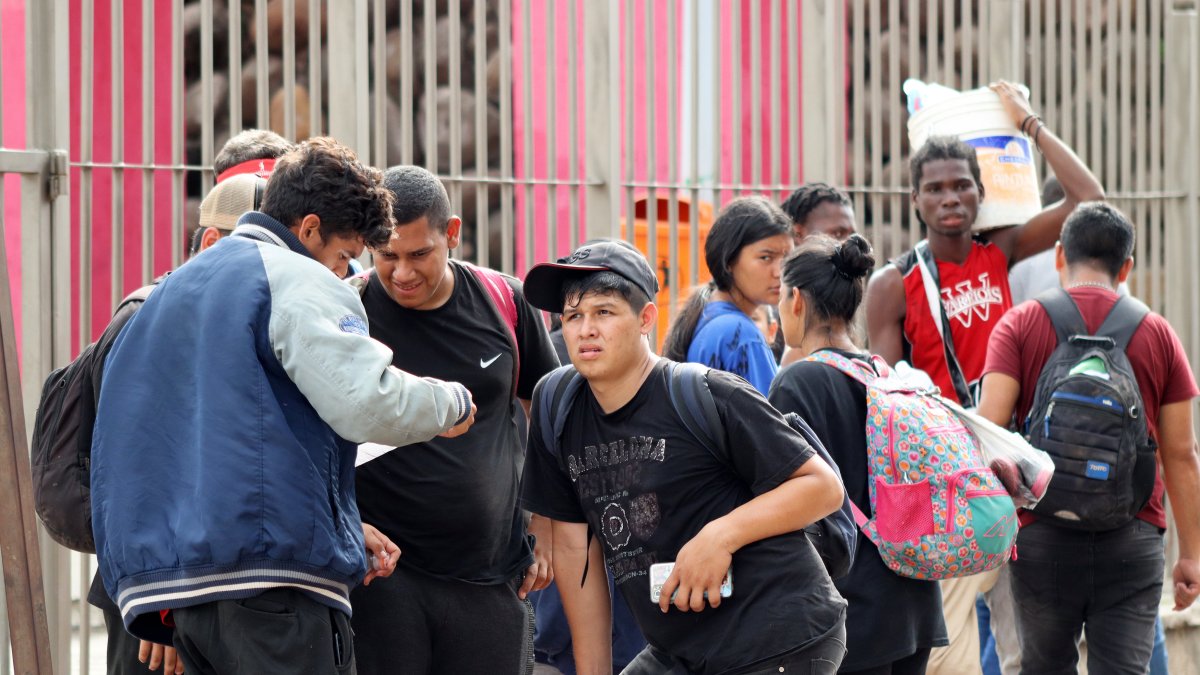 Migrantes esperan este miércoles, en las principales plazas de la ciudad de Tapachula en el estado de Chiapas (México).