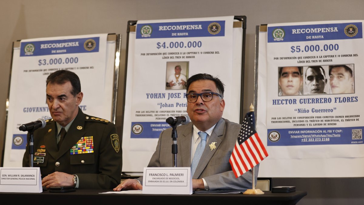 El encargado de Negocios de la Embajada de los EE.UU. para Colombia Francisco L. Palmieri (d) y el Director de la Policía, William René Salamanca, este jueves en Bogotá.