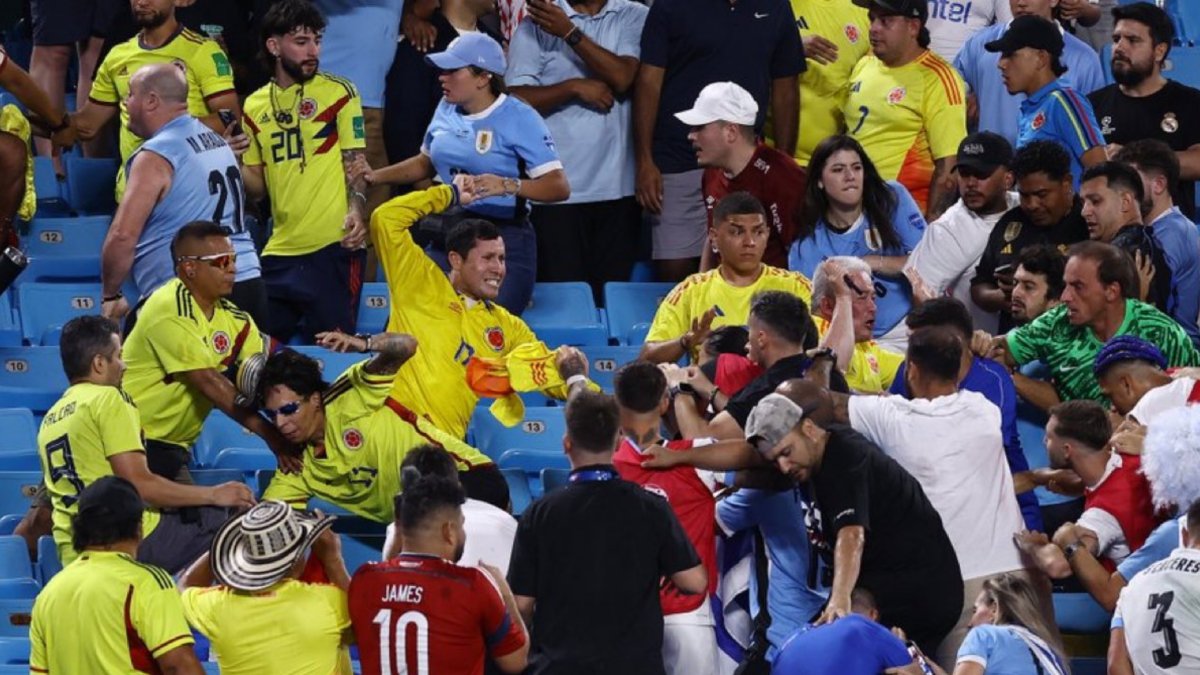 Jugadores de Uruguay se enfrentaron en las gradas a aficionados de Colombia, tras la victoria del país cafetero 1-0 en semifinales de la Copa América.