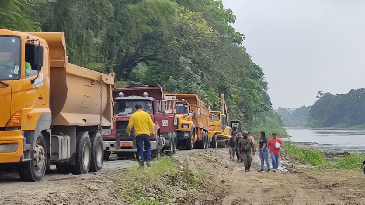 Hecho. Varias volquetas se encargaban de efectuar la extracción.