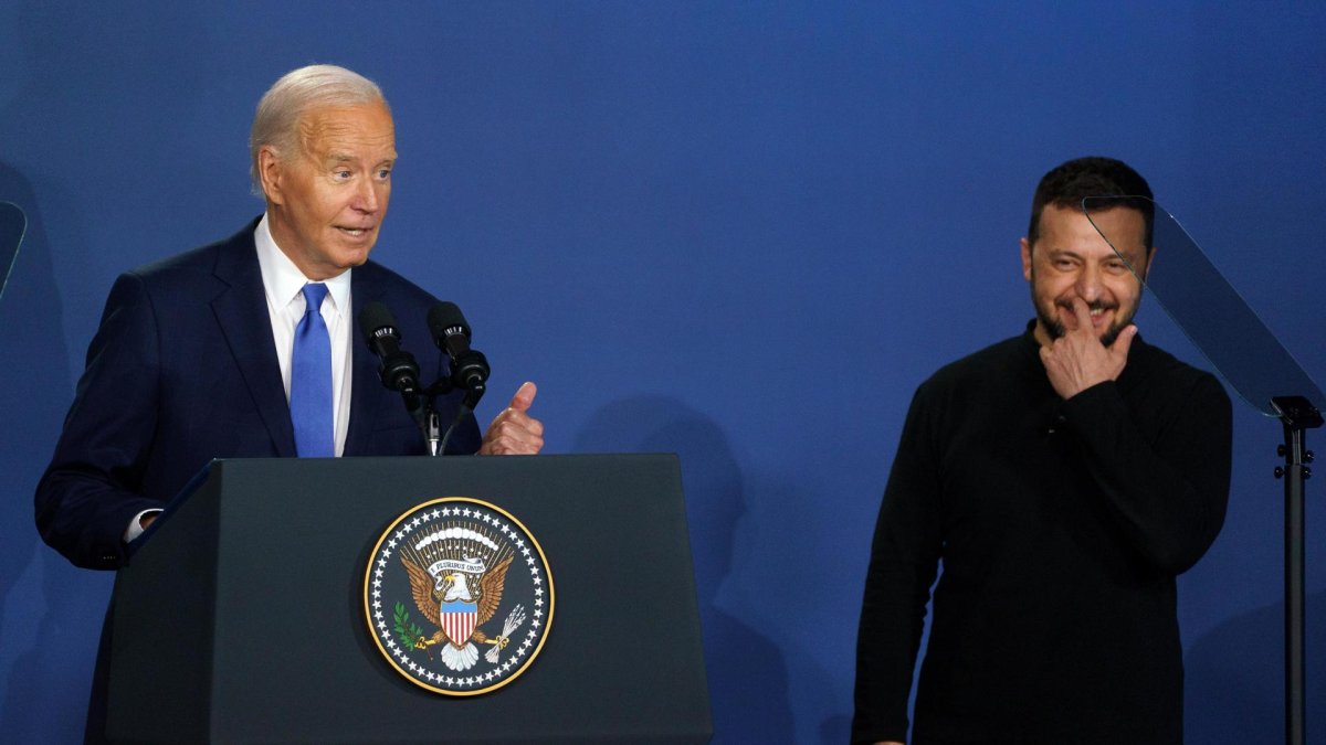 El presidente de Ucrania, Volodímir Zelenski (d), junto al presidente de Estados Unidos, Joe Biden, en la Cumbre de la OTAN, en Washington, este 11 de julio de 2024