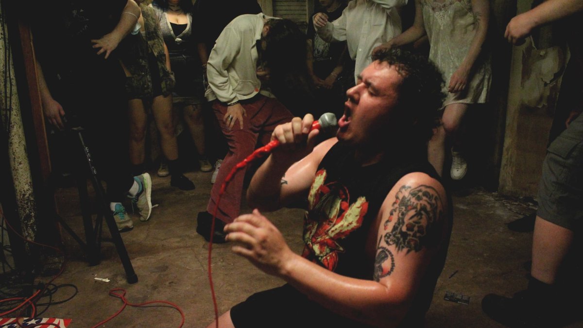 Cory Swope es el nombre del artista detrás de Zombieshark!, proyecto unipersonal. Aquí lo vemos descargando su intenso cybergrind en vivo.