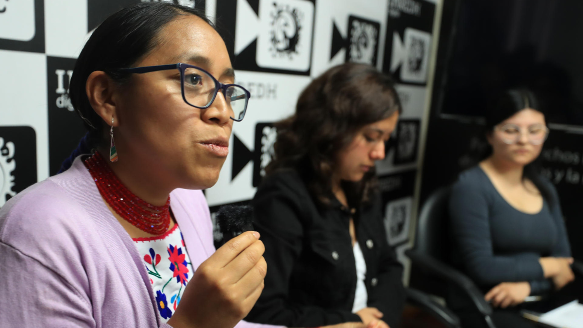 La presidenta de la Fundación Regional de Asesoría en Derechos Humanos (Inredh), Verónica Yuquilema (i), junto a la abogada Vivian Santander (c) y la socióloga Valeria Chicaiza (d), presentó este jueves en Quito (Ecuador),