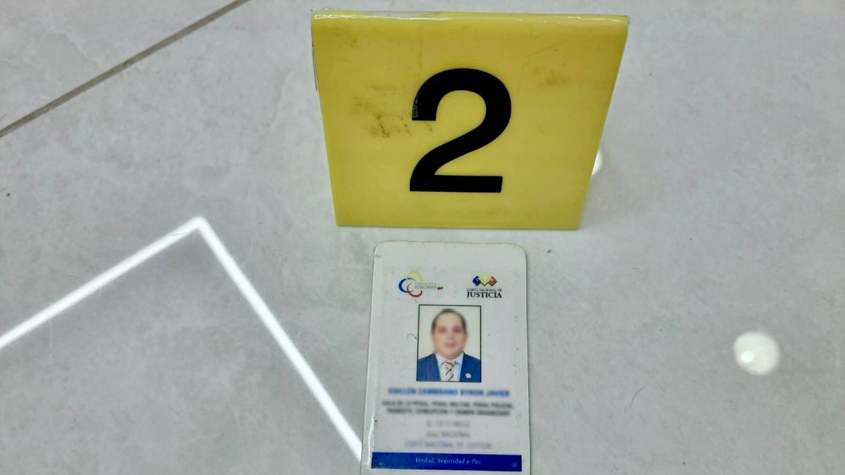 La Fiscalía allanó inmuebles del exjuez Byron Guillén y decomisó documentos, celulares y dispositivos electrónicos.