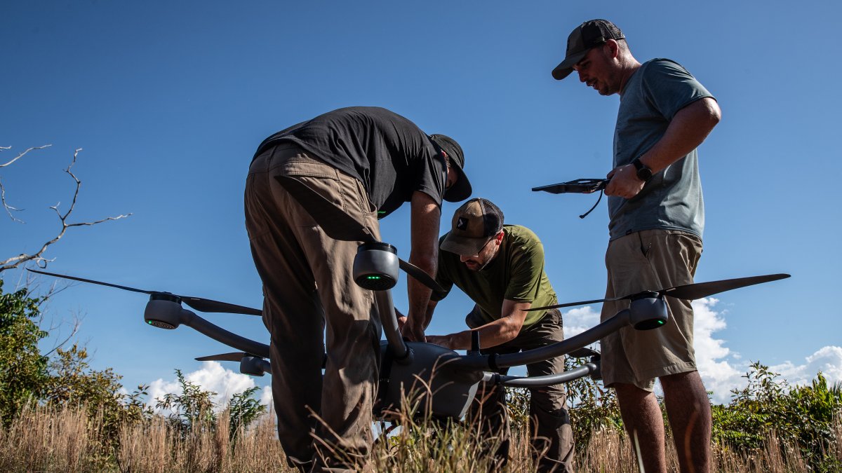 Integrantes del equipo Limelight Rainforest revisan su dron durante la fase de prueba de su proyecto para el Xprize Rainfores