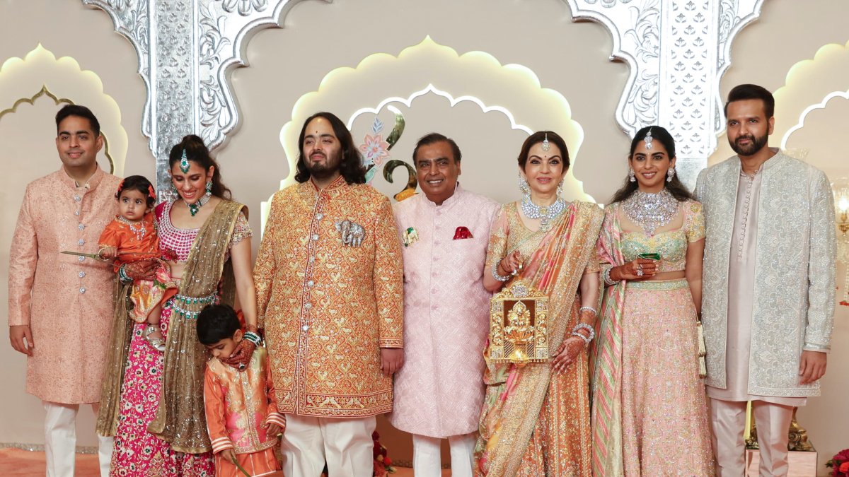 Anant Ambani acompañado de su familia (padre, madre, hermanos, sobrinos y yerno) en una foto previa a la celebración que se llevará a cabo en en el centro de convenciones JIO World, en Mumbai, India.