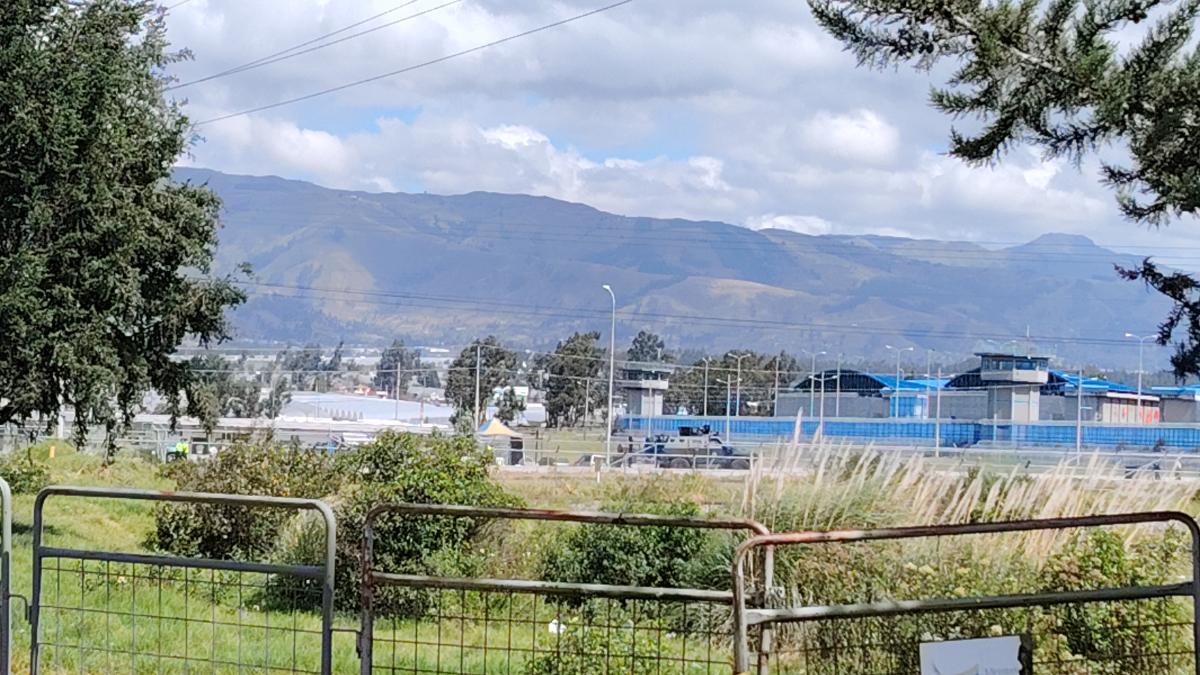 A bordo de un carro cobra fue trasladada Mayra Salazar.