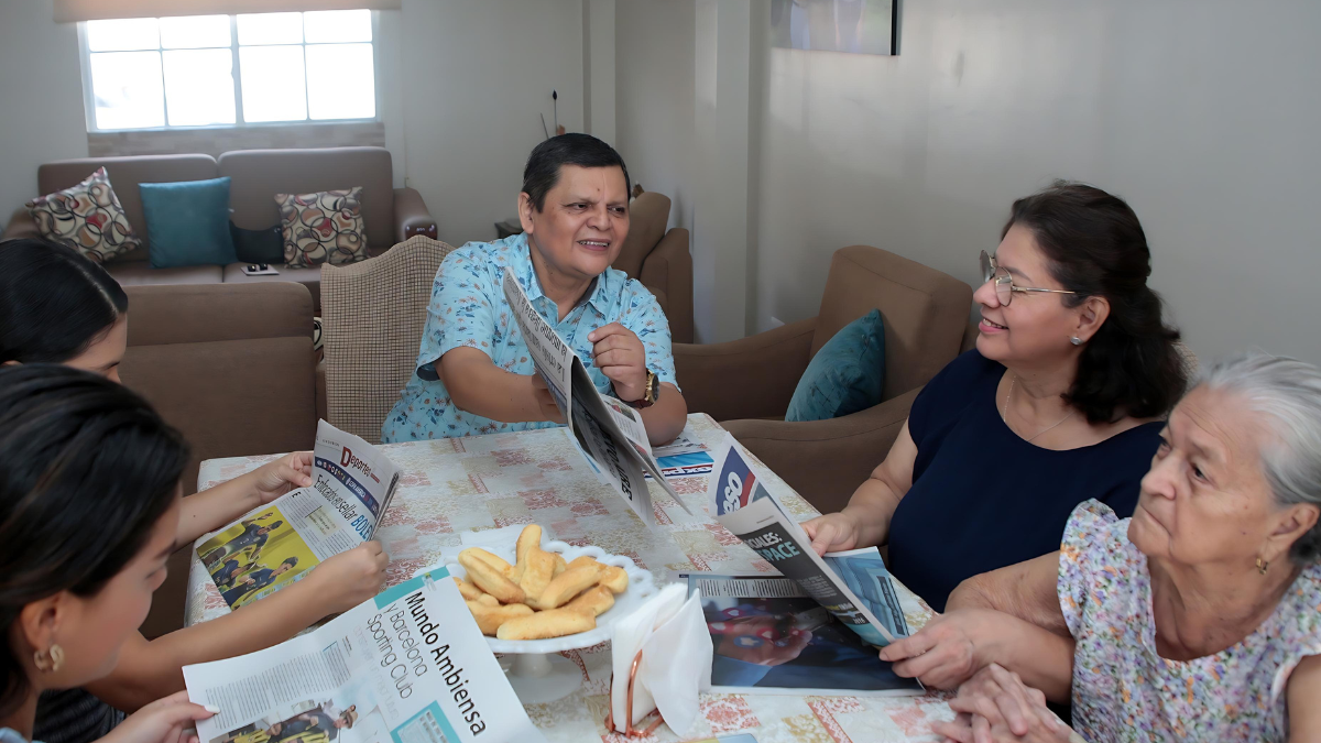 Luis Rodrigo Solórzano Ortega y su familia leyendo EXPRESO.