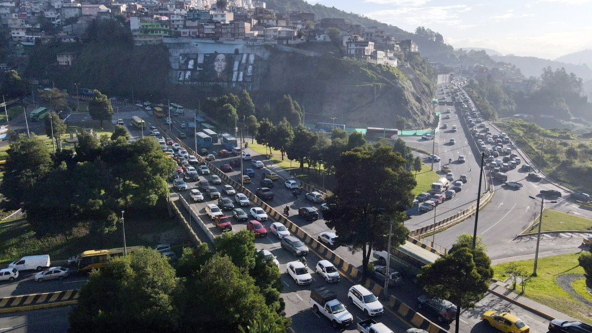 En horas pico, el tránsito se caotiza en el sector de El Trébol, en Quito.