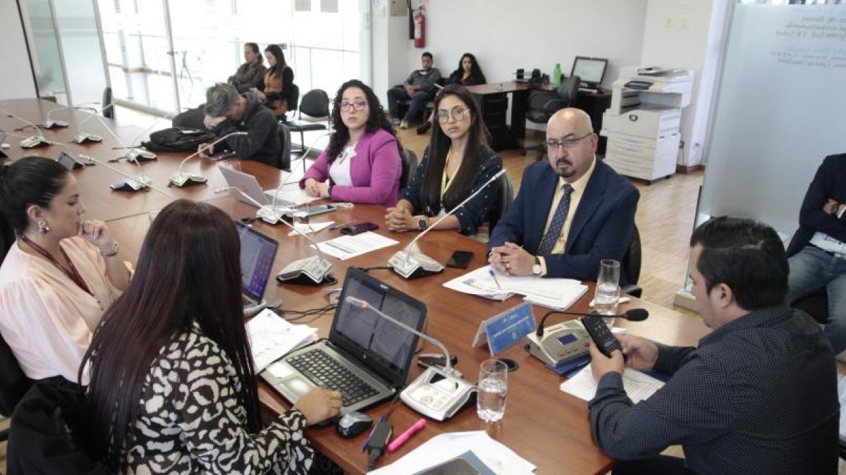 Asamblea. Alejandra Pérez, Gabriela Díaz y Milton Zárate, coordinadora técnica, subdirectora general y director general, respectivamente comparecieron ante la Comisión de Salud.